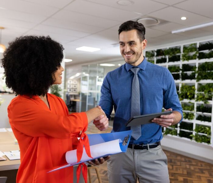 Staffing agency Aruba — Manpower 4U HR manager welcoming new employee, professional recruitment Aruba