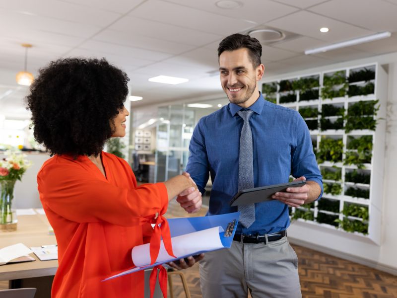 Staffing agency Aruba — Manpower 4U HR manager welcoming new employee, professional recruitment Aruba