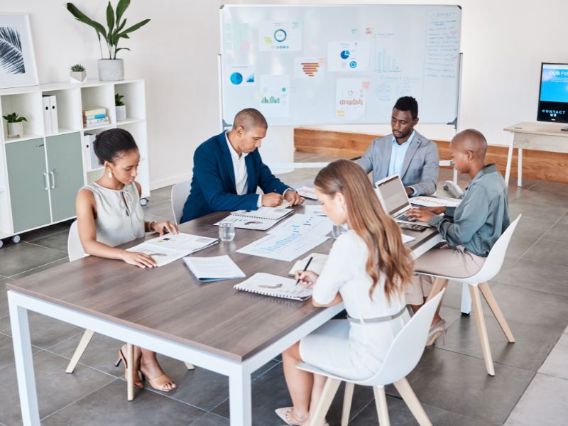 Work in Aruba 2026 — diverse professional team in meeting, Manpower 4U staffing agency Aruba